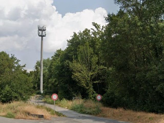 Blick von der A67 Richtung Verkaufsfläche und auf die Umgebung - Grundstück mit verpachtetem Grund/Boden für einen Mobilfunkmast & etwa 2 ha Wald an der A67 *vor den Toren von Frankfurt/Main*