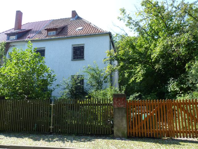 Blick auf Doppelhaushälfte - Leerstehende Doppelhaushälfte ca. 1 km südlich des ´Concordia-Sees´ und ca. 50 km südwestlich der Landeshauptstadt Magdeburg