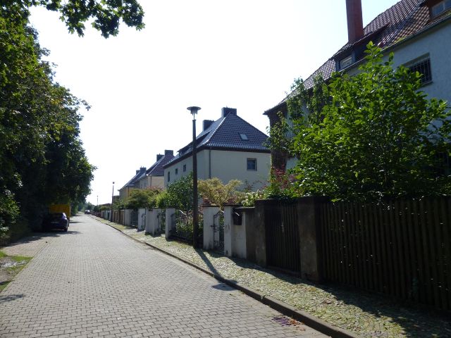 Straßenansicht und Umgebung - Leerstehende Doppelhaushälfte ca. 1 km südlich des ´Concordia-Sees´ und ca. 50 km südwestlich der Landeshauptstadt Magdeburg