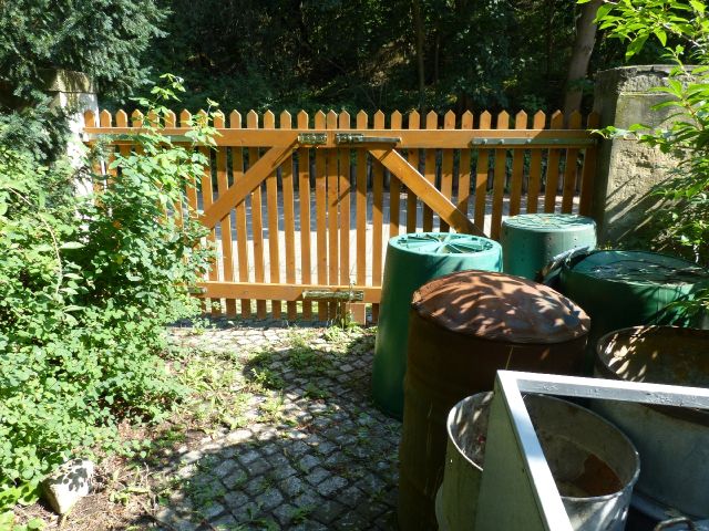 Grundstückszufahrt - Leerstehende Doppelhaushälfte ca. 1 km südlich des ´Concordia-Sees´ und ca. 50 km südwestlich der Landeshauptstadt Magdeburg