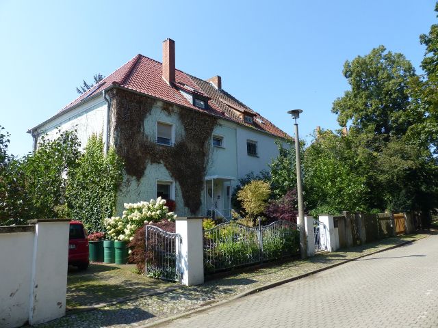 Blick auf das Doppelhaus - Verkaufsgegenstand rechte Hälfte - Leerstehende Doppelhaushälfte ca. 1 km südlich des ´Concordia-Sees´ und ca. 50 km südwestlich der Landeshauptstadt Magdeburg