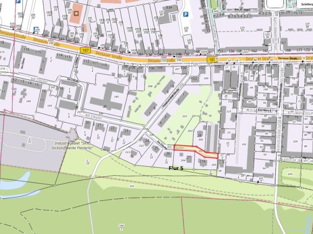 Lageskizze mit Umgebung - Teil der Straße ´Am Elbufer´ vor Wohnhäusern und einem Garagenkomplex in Lutherstadt Wittenberg