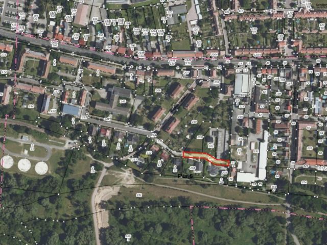 Lageskizze mit Umgebung und Luftbildunterlegung - Teil der Straße ´Am Elbufer´ vor Wohnhäusern und einem Garagenkomplex in Lutherstadt Wittenberg