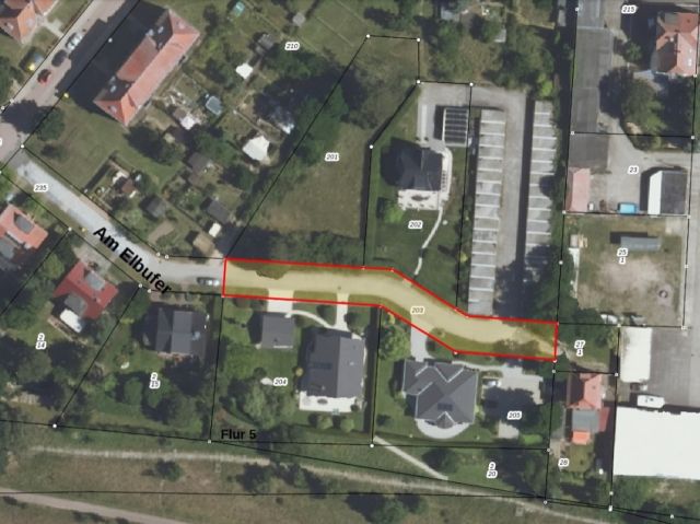 Lageskizze mit Luftbildunterlegung - Teil der Straße ´Am Elbufer´ vor Wohnhäusern und einem Garagenkomplex in Lutherstadt Wittenberg