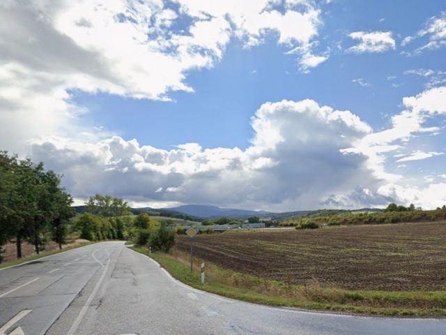 Blick auf das Flurstück 118/30 und Umgebung - 4 Grundstücke (u. a. Straßen- und Straßenrandbegleitflächen) **teilweise vertragslose Nutzung**