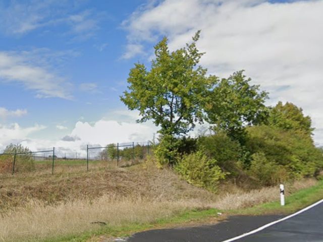 Blick Richtung Flurstück 118/32 und Umgebung - 4 Grundstücke (u. a. Straßen- und Straßenrandbegleitflächen) **teilweise vertragslose Nutzung**