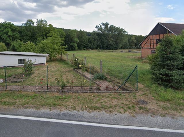 Blick auf die Verkaufsfläche und Umgebung - 1/4 Miteigentumsanteil an einem Grundstücksstreifen gegenüber von Wohnbebauung