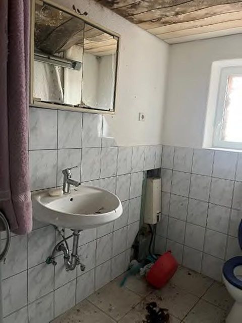 Badezimmer - Leerstehende Scheune mit ehemaligem Wohnanteil