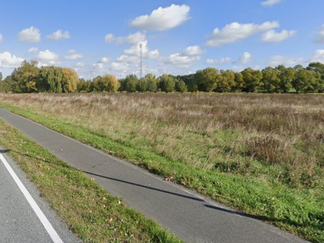 Blick auf die Verkaufsfläche und Umgebung - Vertragsfreie Straßenrandbegleitfläche nordwestlich von Dresden