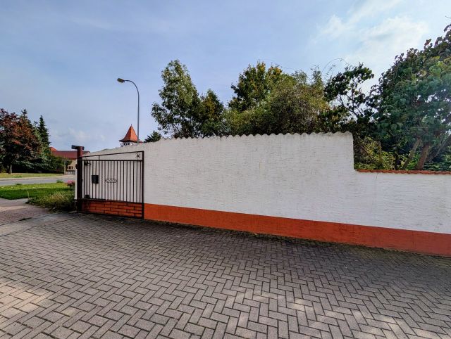 Blick auf den Verkaufsgegenstand - Eingefriedete Gartenfläche inmitten von Wohnhäusern zentral in Koßdorf mit ehem. Nebengebäuden