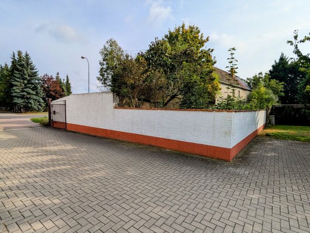 Blick auf den Verkaufsgegenstand - Eingefriedete Gartenfläche inmitten von Wohnhäusern zentral in Koßdorf mit ehem. Nebengebäuden