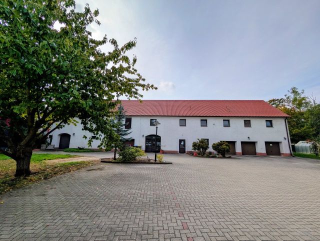 Umgebung - Nachbarbebauung - Eingefriedete Gartenfläche inmitten von Wohnhäusern zentral in Koßdorf mit ehem. Nebengebäuden
