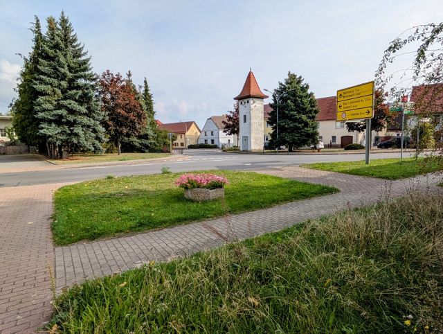 Umgebung - Straßennaher Bereich - Eingefriedete Gartenfläche inmitten von Wohnhäusern zentral in Koßdorf mit ehem. Nebengebäuden