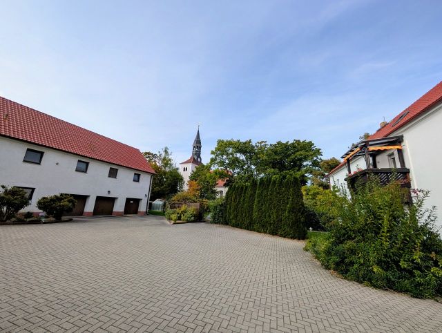 Umgebung - Nachbarbebauung - Eingefriedete Gartenfläche inmitten von Wohnhäusern zentral in Koßdorf mit ehem. Nebengebäuden