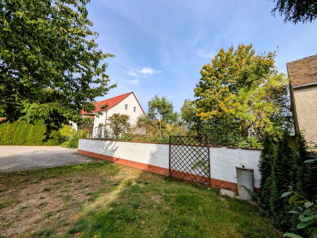 Blick auf den Verkaufsgegenstand - Eingefriedete Gartenfläche inmitten von Wohnhäusern zentral in Koßdorf mit ehem. Nebengebäuden