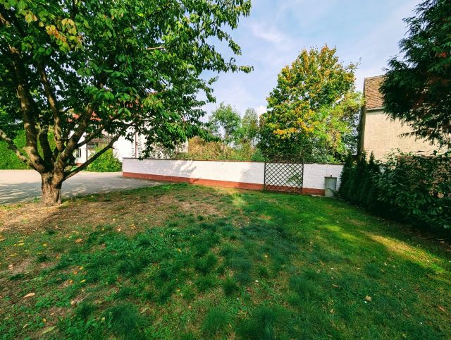 Blick auf den Verkaufsgegenstand - Eingefriedete Gartenfläche inmitten von Wohnhäusern zentral in Koßdorf mit ehem. Nebengebäuden